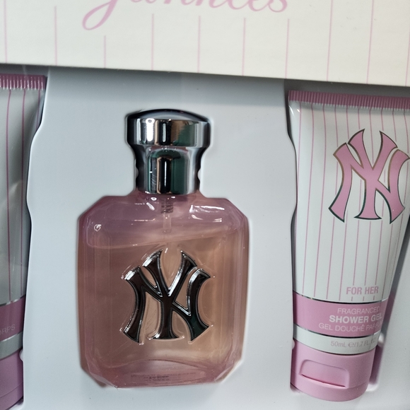 New York Yankees Perfume Gift Set - Picture 4 of 11